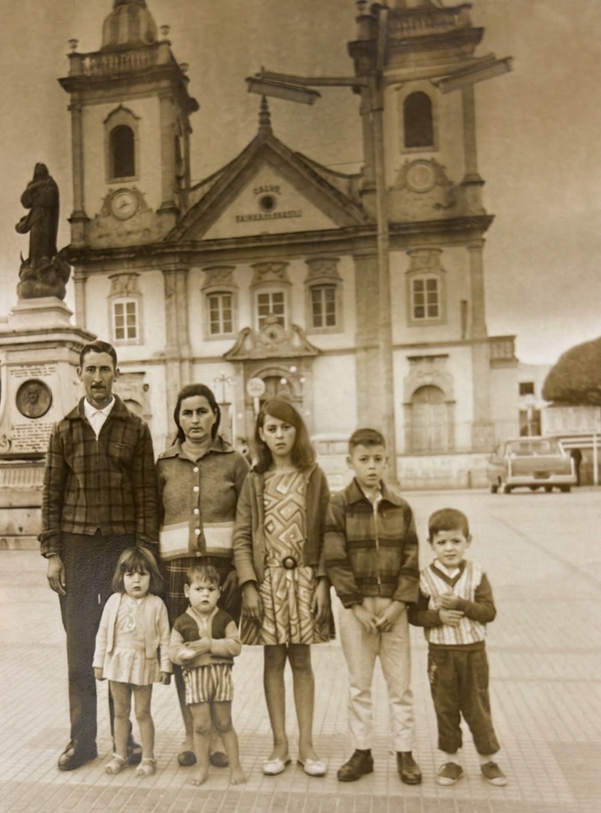 Fotografia histórica restaurada da família de Manoel Moraes, fundador da Carvão Moraes, em 1970